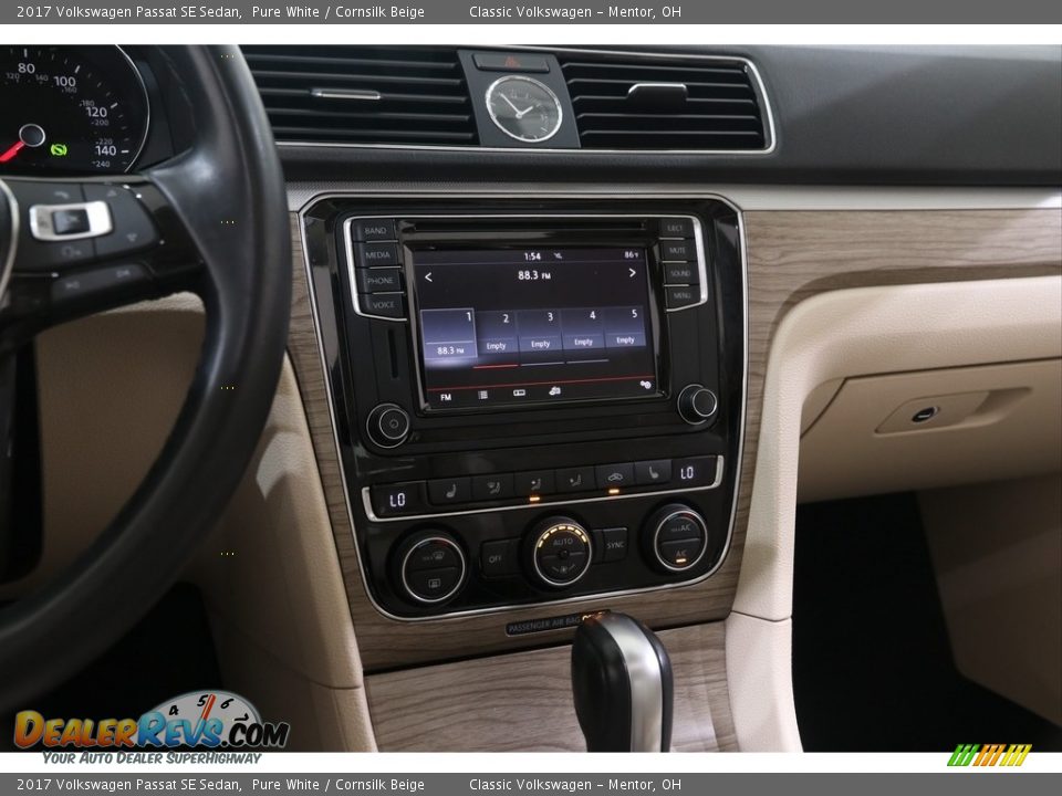 2017 Volkswagen Passat SE Sedan Pure White / Cornsilk Beige Photo #9