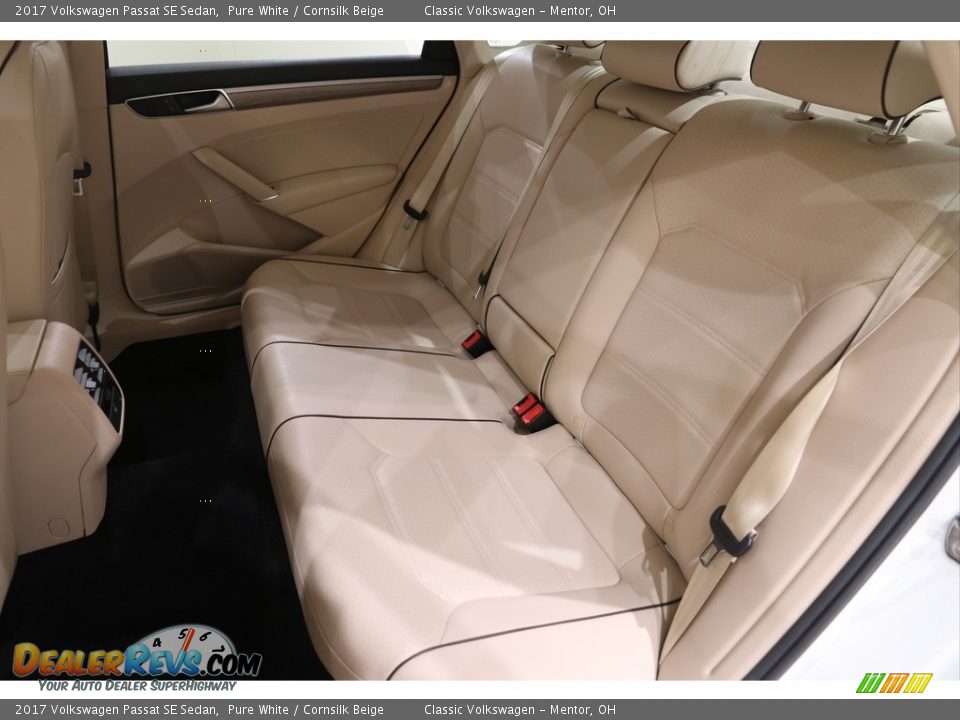 2017 Volkswagen Passat SE Sedan Pure White / Cornsilk Beige Photo #16