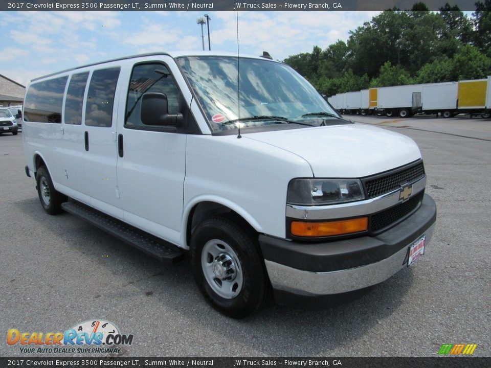 Front 3/4 View of 2017 Chevrolet Express 3500 Passenger LT Photo #7