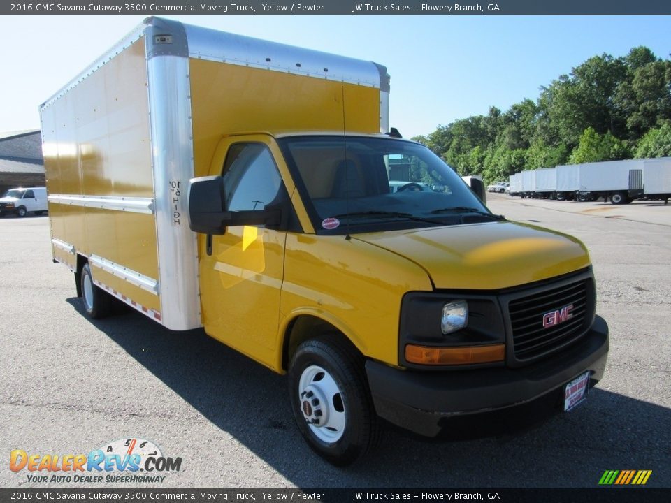 Front 3/4 View of 2016 GMC Savana Cutaway 3500 Commercial Moving Truck Photo #7