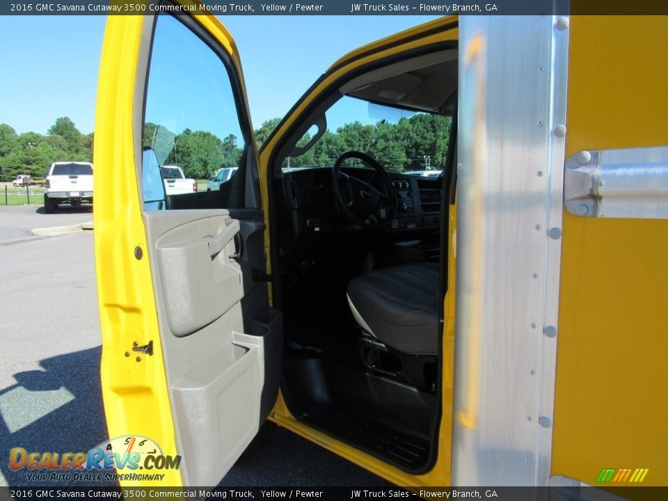 2016 GMC Savana Cutaway 3500 Commercial Moving Truck Yellow / Pewter Photo #16