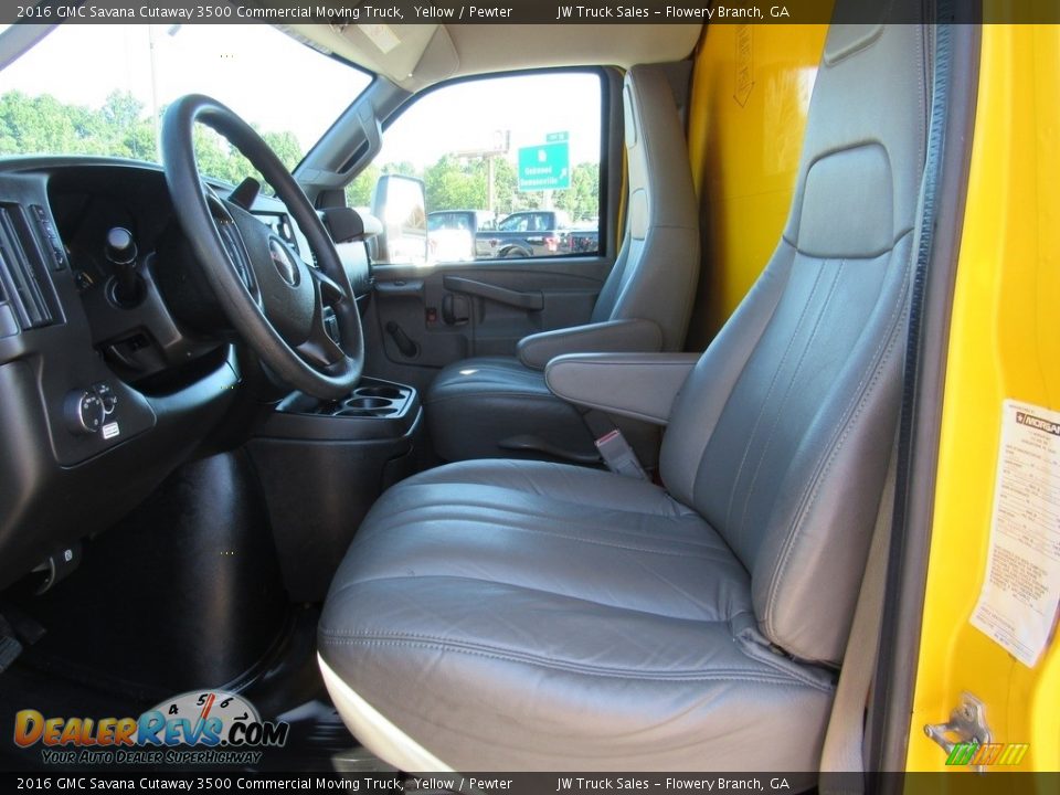 Front Seat of 2016 GMC Savana Cutaway 3500 Commercial Moving Truck Photo #19