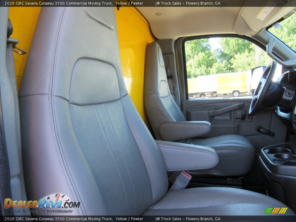 Front Seat of 2016 GMC Savana Cutaway 3500 Commercial Moving Truck Photo #30