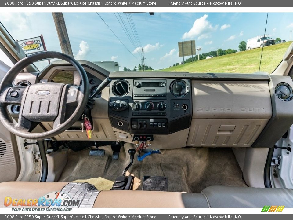 Dashboard of 2008 Ford F350 Super Duty XL SuperCab 4x4 Chassis Photo #13