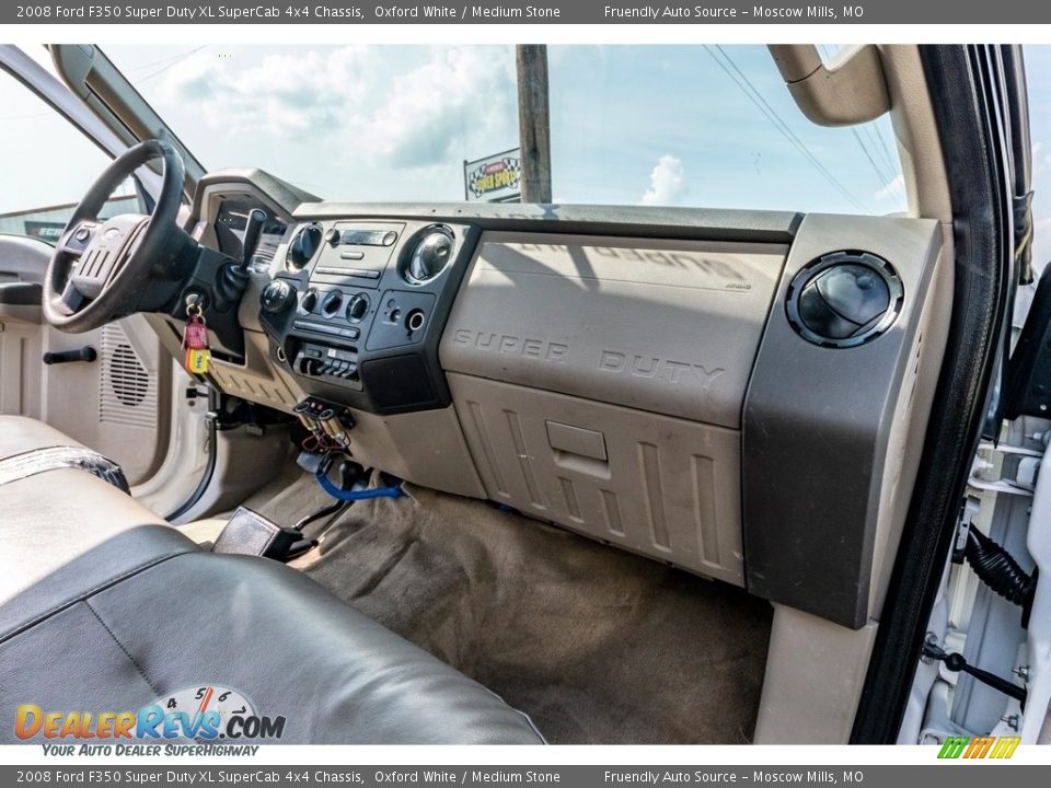 Dashboard of 2008 Ford F350 Super Duty XL SuperCab 4x4 Chassis Photo #14