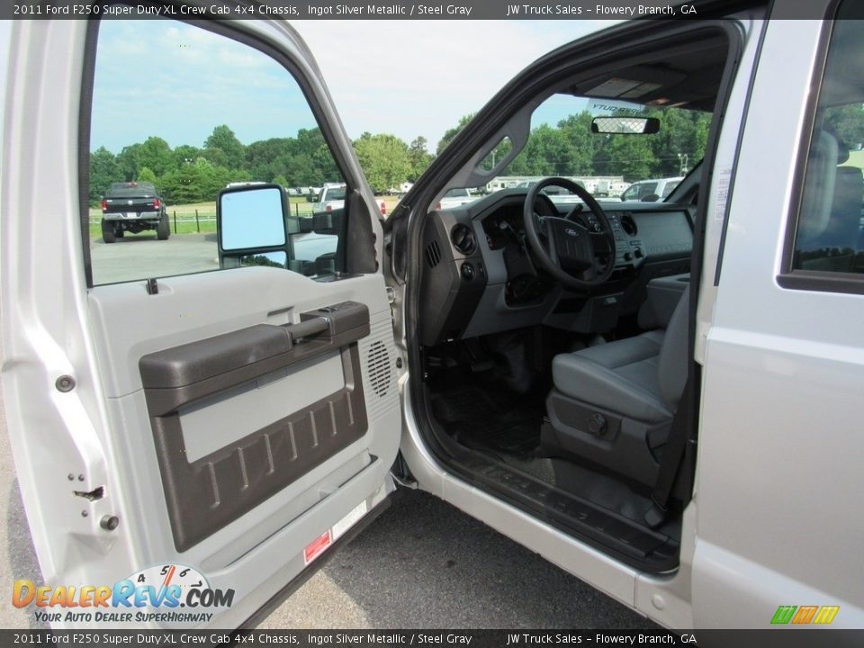 2011 Ford F250 Super Duty XL Crew Cab 4x4 Chassis Ingot Silver Metallic / Steel Gray Photo #23