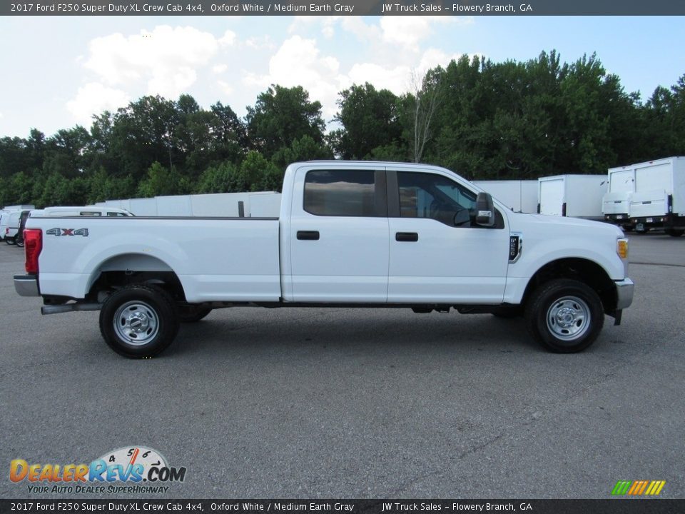 2017 Ford F250 Super Duty XL Crew Cab 4x4 Oxford White / Medium Earth Gray Photo #6