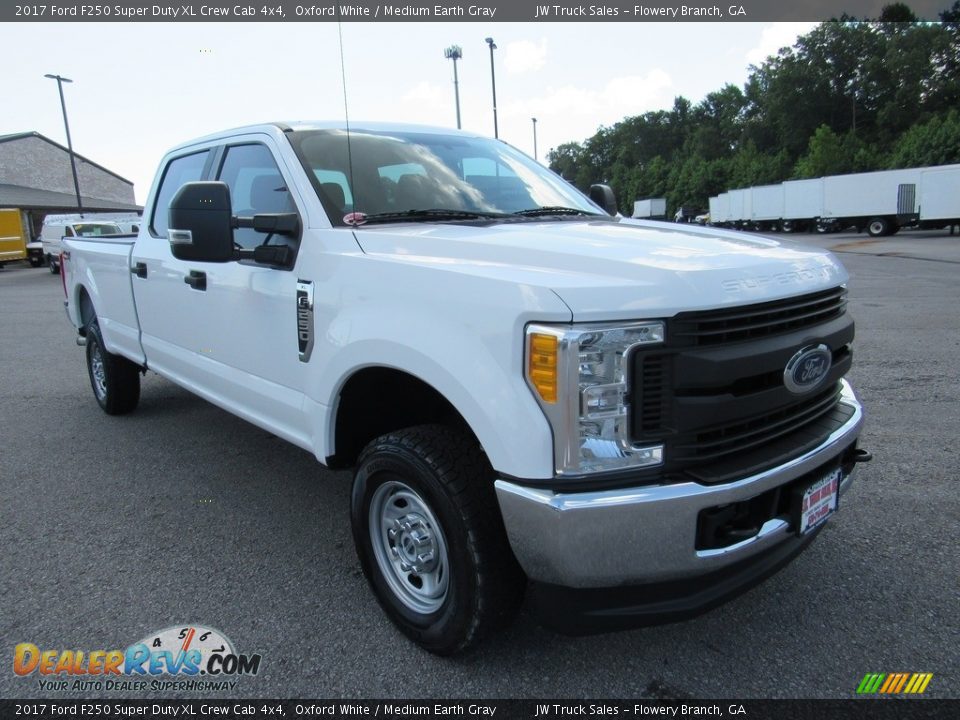 2017 Ford F250 Super Duty XL Crew Cab 4x4 Oxford White / Medium Earth Gray Photo #7