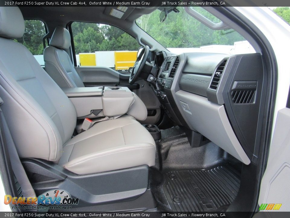 2017 Ford F250 Super Duty XL Crew Cab 4x4 Oxford White / Medium Earth Gray Photo #26