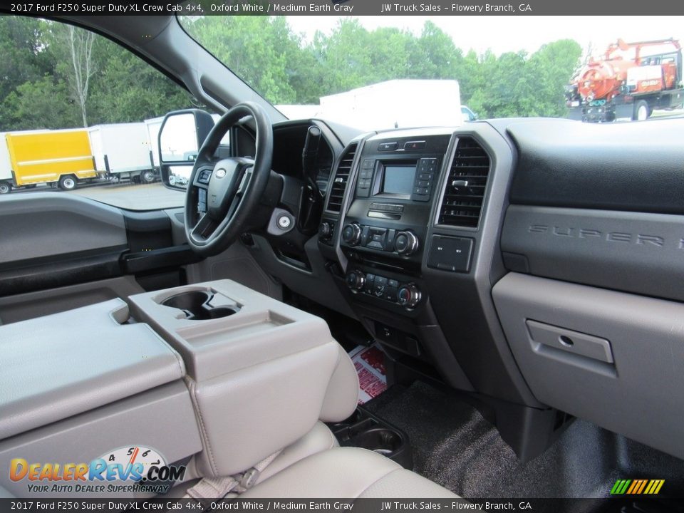 2017 Ford F250 Super Duty XL Crew Cab 4x4 Oxford White / Medium Earth Gray Photo #28