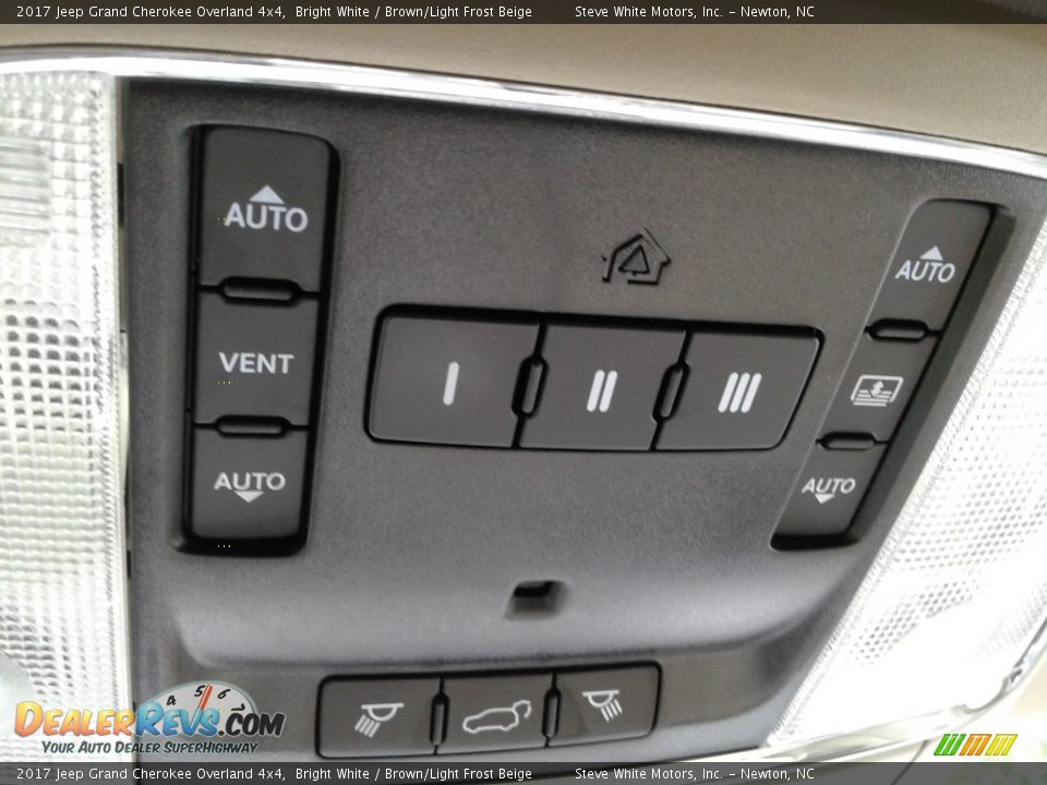 2017 Jeep Grand Cherokee Overland 4x4 Bright White / Brown/Light Frost Beige Photo #32