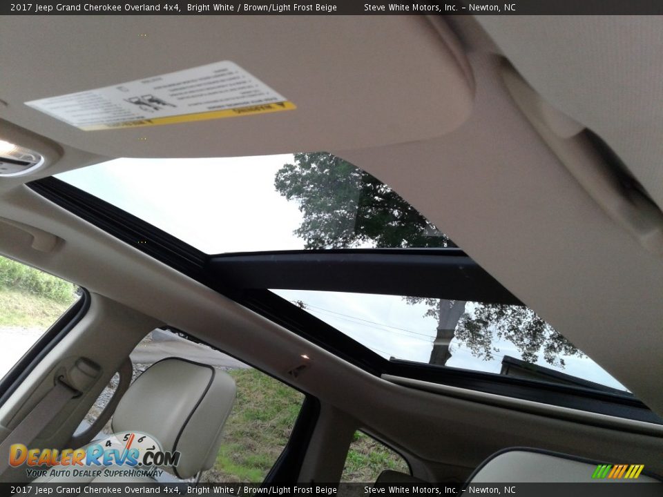 2017 Jeep Grand Cherokee Overland 4x4 Bright White / Brown/Light Frost Beige Photo #33
