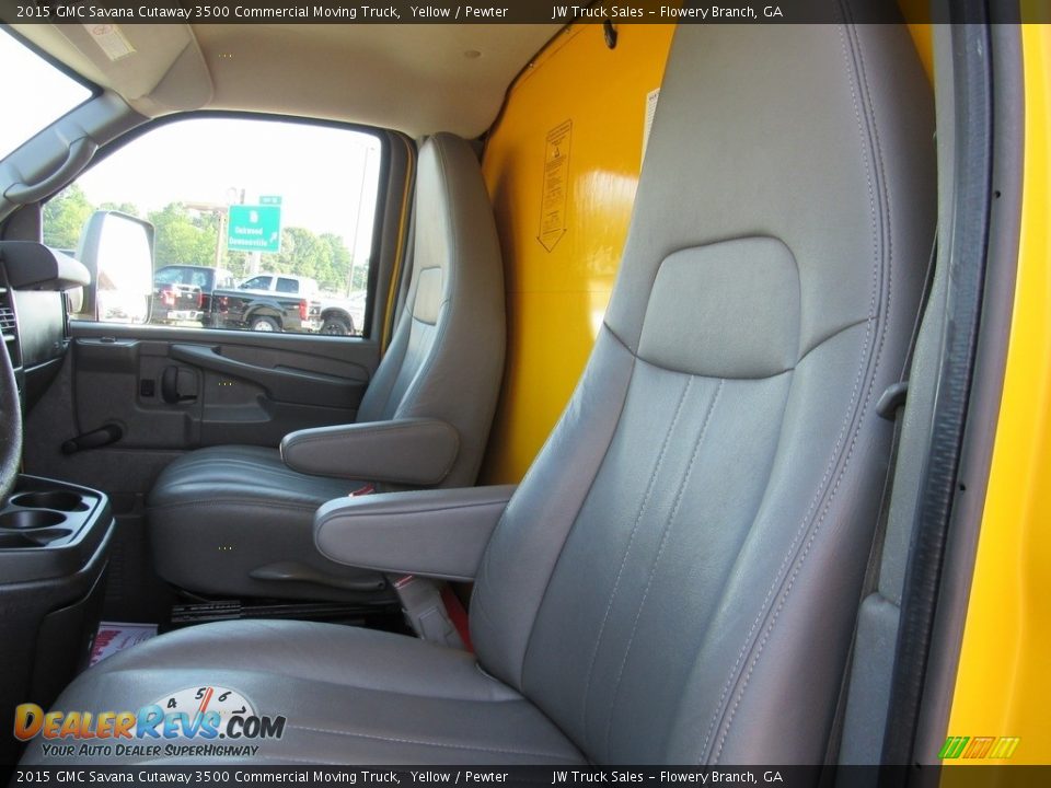 Front Seat of 2015 GMC Savana Cutaway 3500 Commercial Moving Truck Photo #20