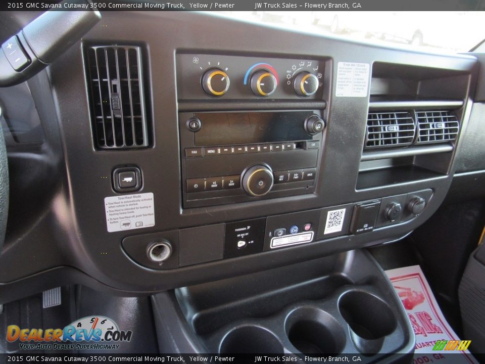 Controls of 2015 GMC Savana Cutaway 3500 Commercial Moving Truck Photo #25