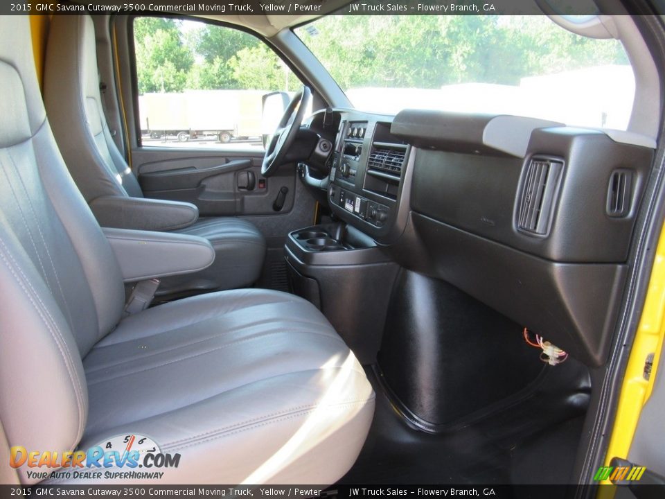Front Seat of 2015 GMC Savana Cutaway 3500 Commercial Moving Truck Photo #32