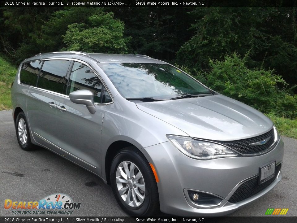 Front 3/4 View of 2018 Chrysler Pacifica Touring L Photo #6