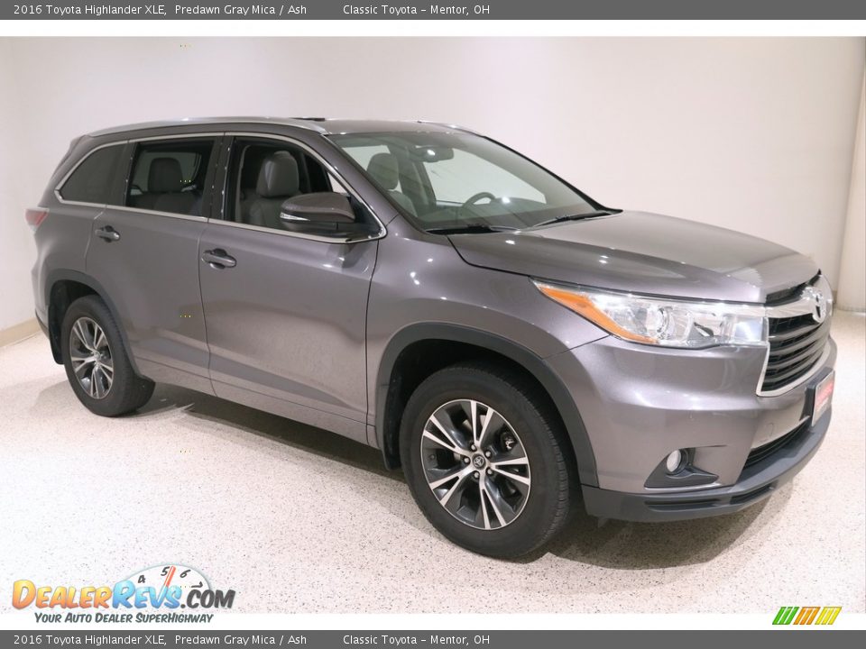 Front 3/4 View of 2016 Toyota Highlander XLE Photo #1