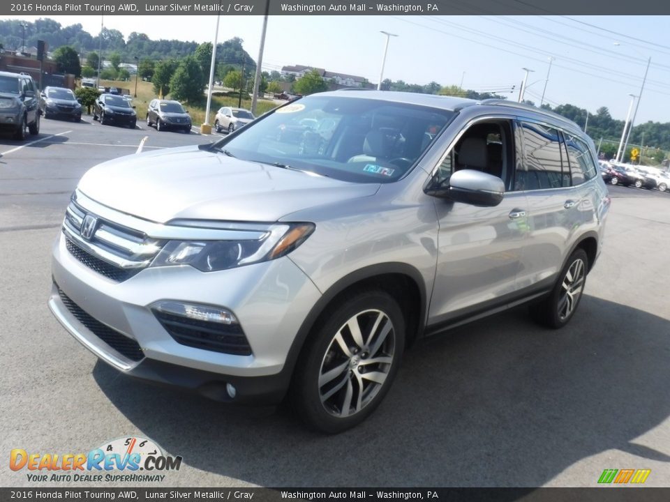 Front 3/4 View of 2016 Honda Pilot Touring AWD Photo #5