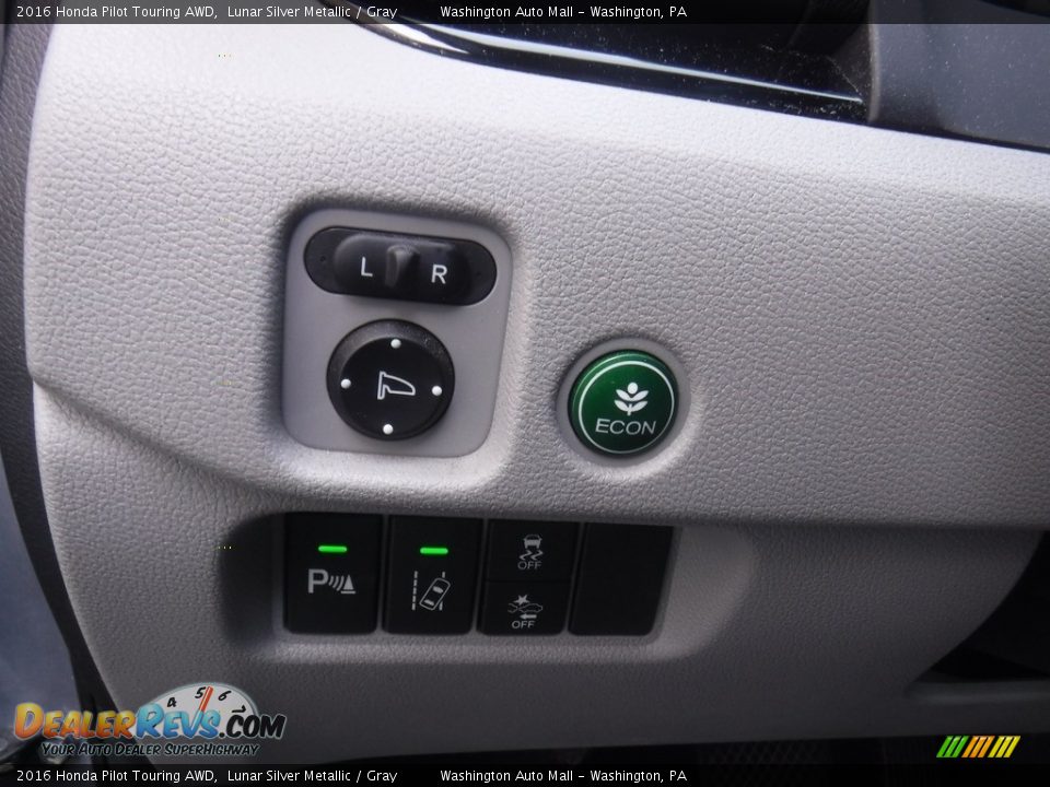 Controls of 2016 Honda Pilot Touring AWD Photo #17