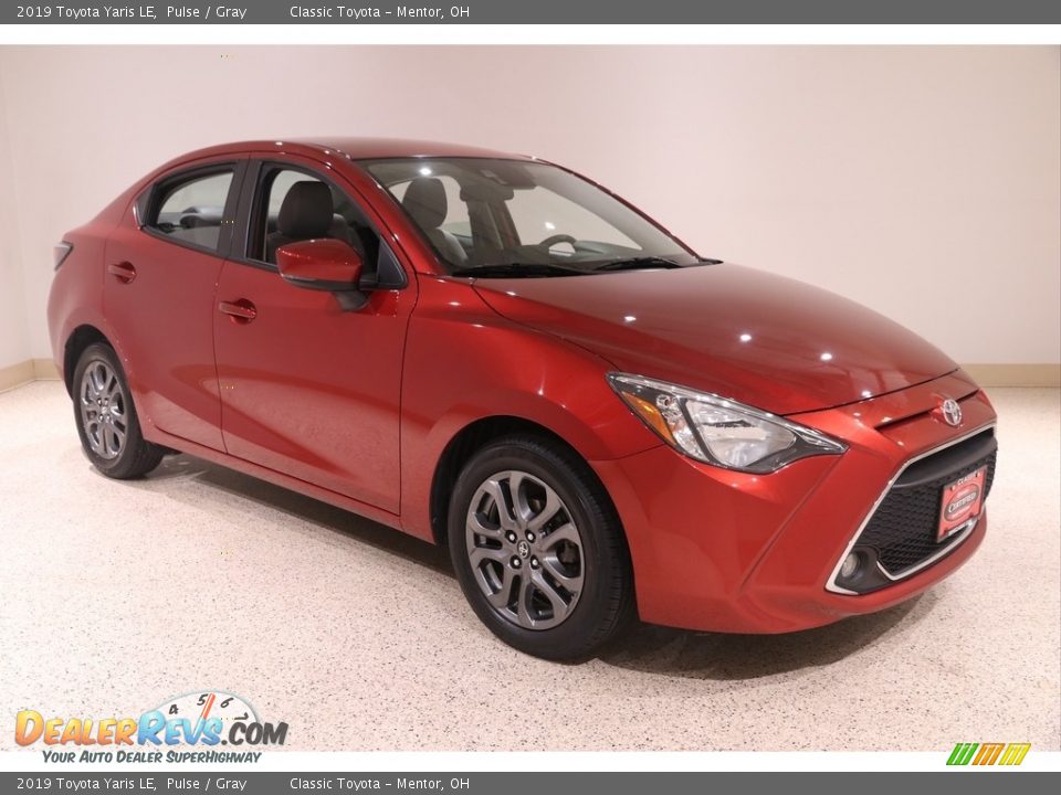 Front 3/4 View of 2019 Toyota Yaris LE Photo #1