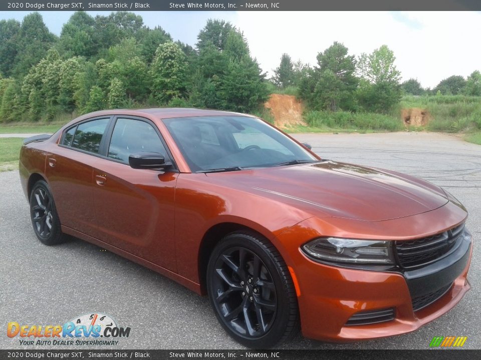 Front 3/4 View of 2020 Dodge Charger SXT Photo #4