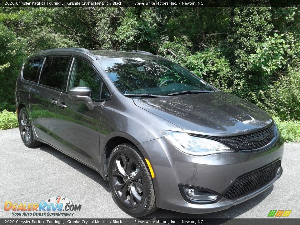 Front 3/4 View of 2020 Chrysler Pacifica Touring L Photo #4