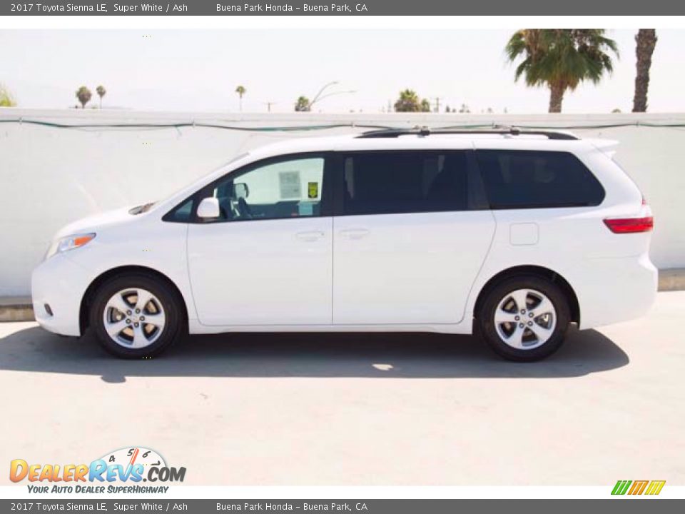 2017 Toyota Sienna LE Super White / Ash Photo #10