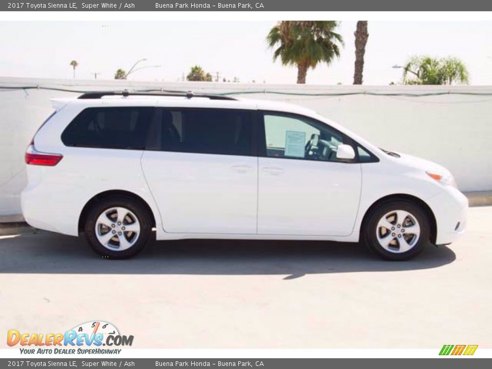 2017 Toyota Sienna LE Super White / Ash Photo #12