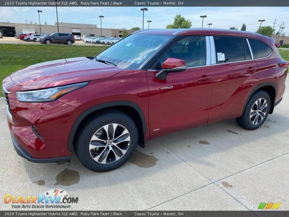 Front 3/4 View of 2020 Toyota Highlander Hybrid XLE AWD Photo #1