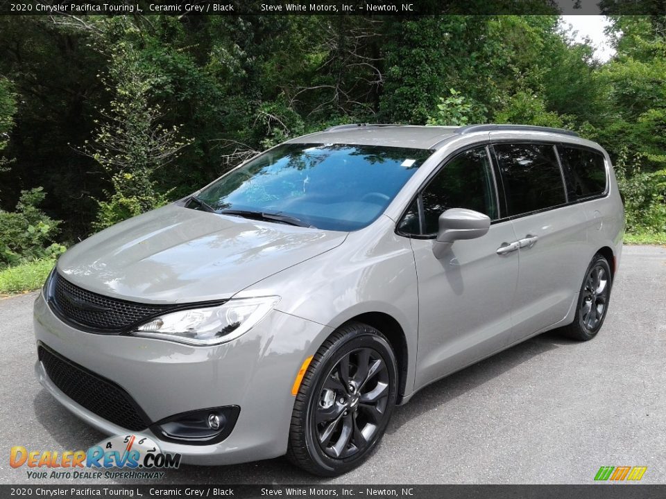 Front 3/4 View of 2020 Chrysler Pacifica Touring L Photo #2