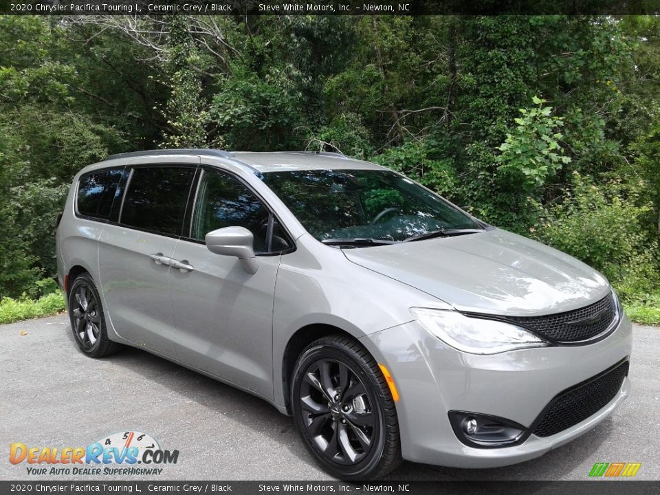 Front 3/4 View of 2020 Chrysler Pacifica Touring L Photo #4