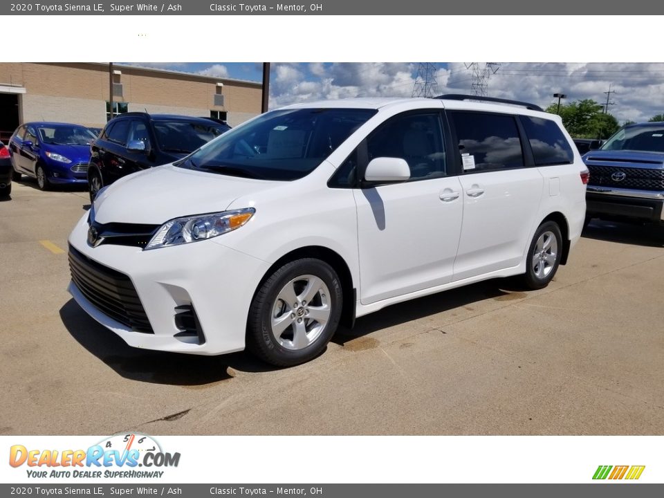 Front 3/4 View of 2020 Toyota Sienna LE Photo #1