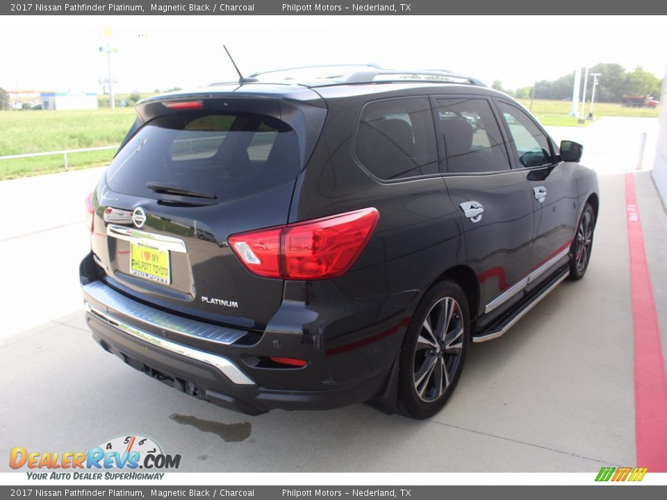 2017 Nissan Pathfinder Platinum Magnetic Black / Charcoal Photo #8