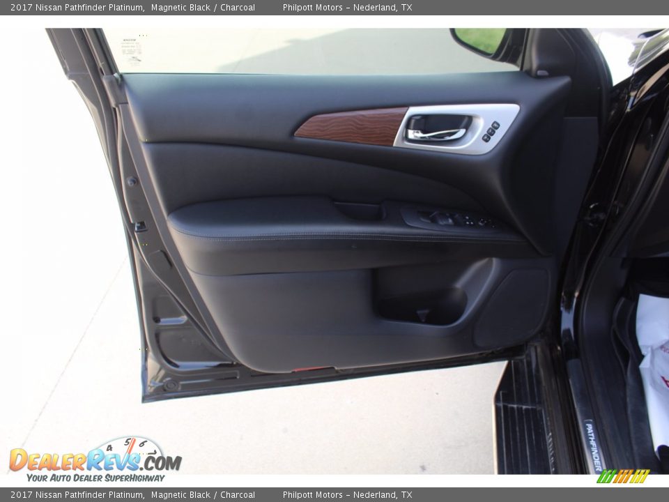 2017 Nissan Pathfinder Platinum Magnetic Black / Charcoal Photo #9