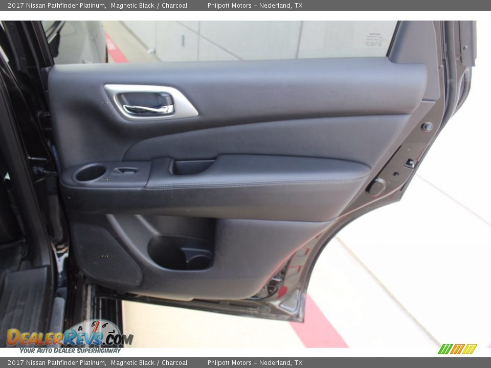 2017 Nissan Pathfinder Platinum Magnetic Black / Charcoal Photo #25