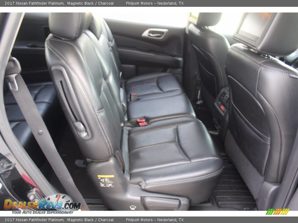 2017 Nissan Pathfinder Platinum Magnetic Black / Charcoal Photo #26