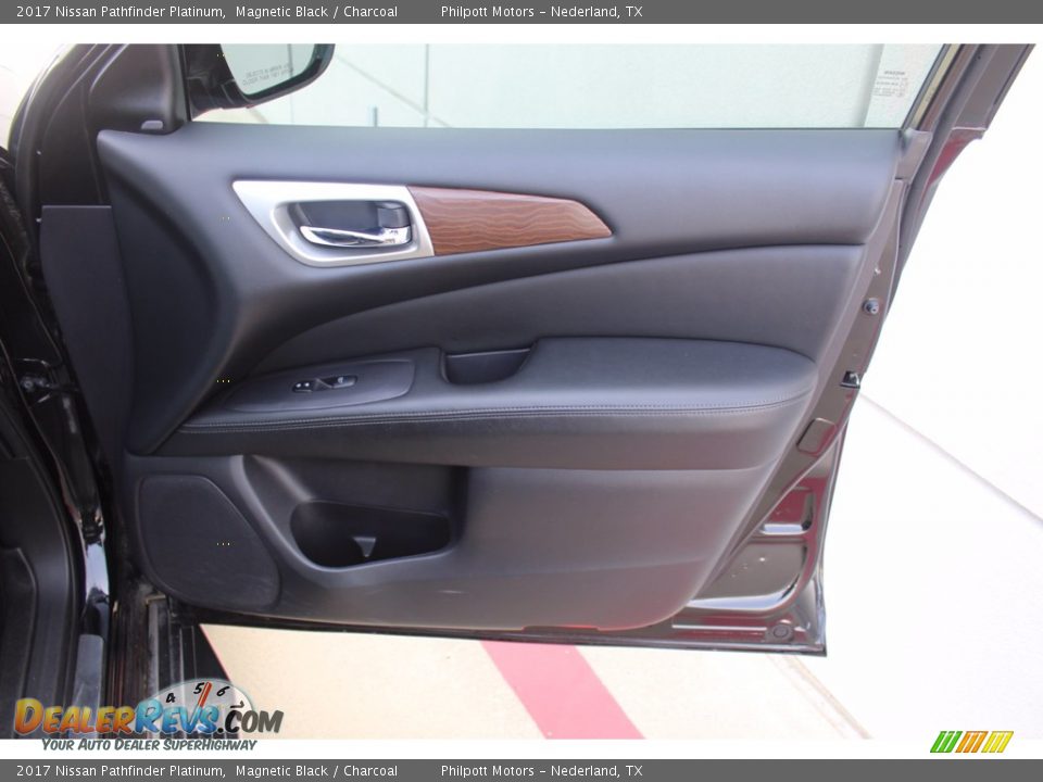 2017 Nissan Pathfinder Platinum Magnetic Black / Charcoal Photo #27