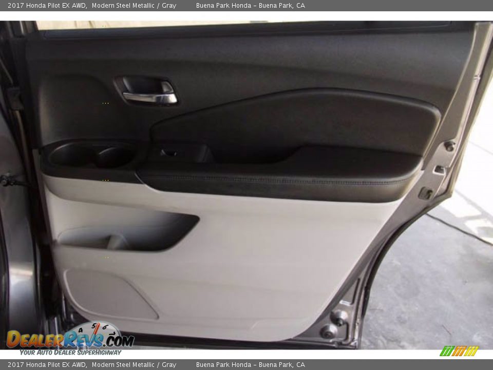 Door Panel of 2017 Honda Pilot EX AWD Photo #32