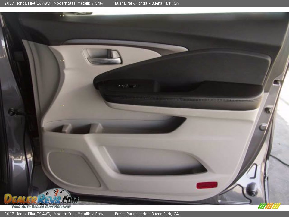 Door Panel of 2017 Honda Pilot EX AWD Photo #33