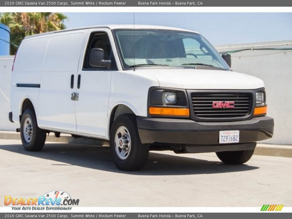 Front 3/4 View of 2016 GMC Savana Van 2500 Cargo Photo #1