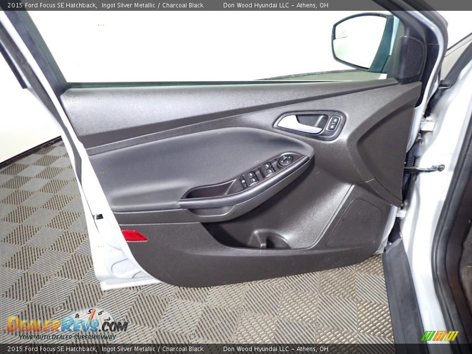 2015 Ford Focus SE Hatchback Ingot Silver Metallic / Charcoal Black Photo #17