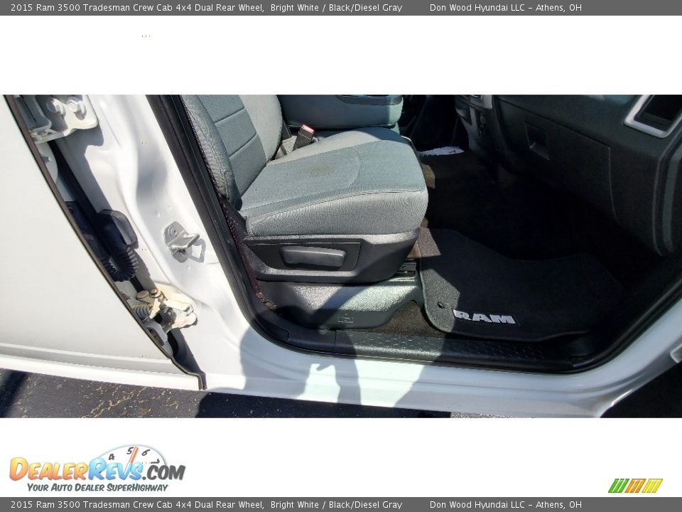 2015 Ram 3500 Tradesman Crew Cab 4x4 Dual Rear Wheel Bright White / Black/Diesel Gray Photo #24