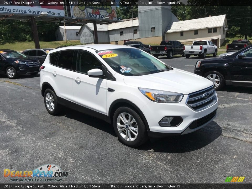 2017 Ford Escape SE 4WD Oxford White / Medium Light Stone Photo #4