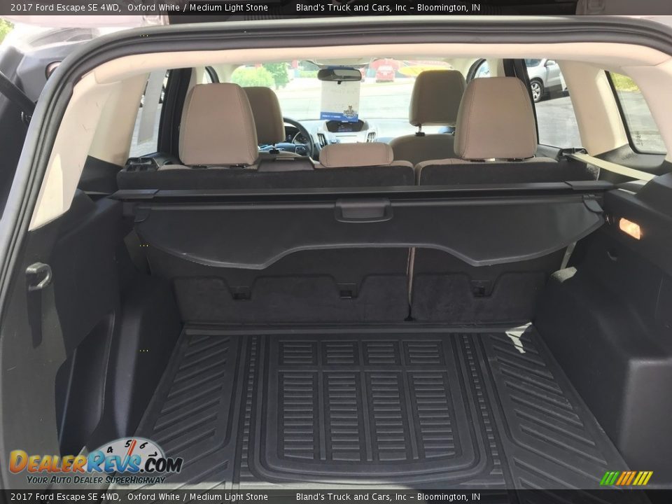 2017 Ford Escape SE 4WD Oxford White / Medium Light Stone Photo #9