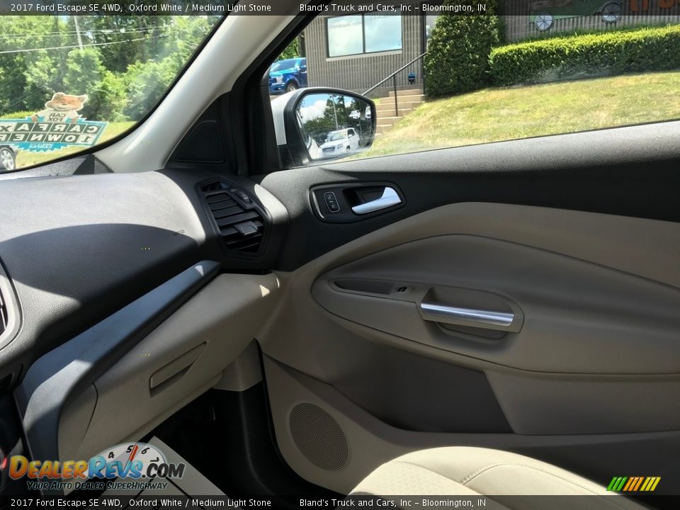 2017 Ford Escape SE 4WD Oxford White / Medium Light Stone Photo #30