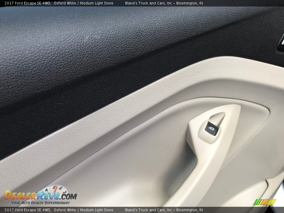 2017 Ford Escape SE 4WD Oxford White / Medium Light Stone Photo #31