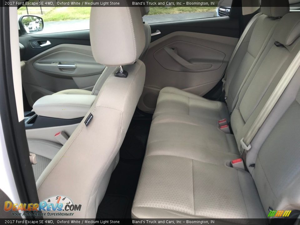 2017 Ford Escape SE 4WD Oxford White / Medium Light Stone Photo #32