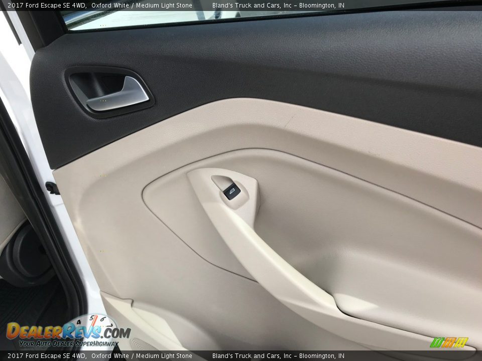 2017 Ford Escape SE 4WD Oxford White / Medium Light Stone Photo #33