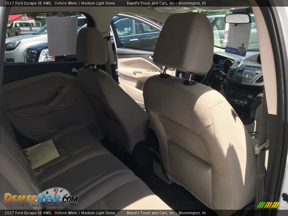 2017 Ford Escape SE 4WD Oxford White / Medium Light Stone Photo #34