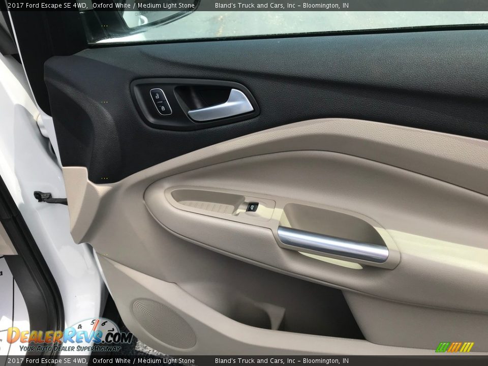 2017 Ford Escape SE 4WD Oxford White / Medium Light Stone Photo #35